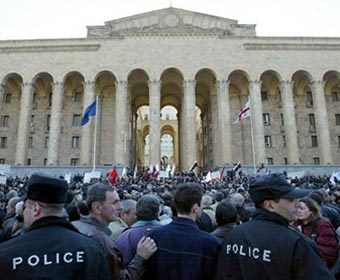 Грузины митингуют у здания правительства в Тбилиси. Фото AFP Грузины митингуют у здания правительства в Тбилиси. Фото AFP
