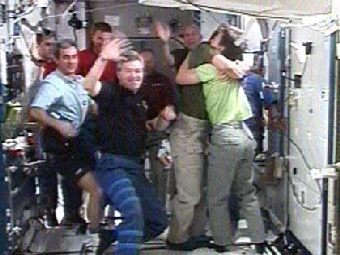 ������ ������ STS-122 ��������� � �������� 16-� ����������. ���� NASA TV.  